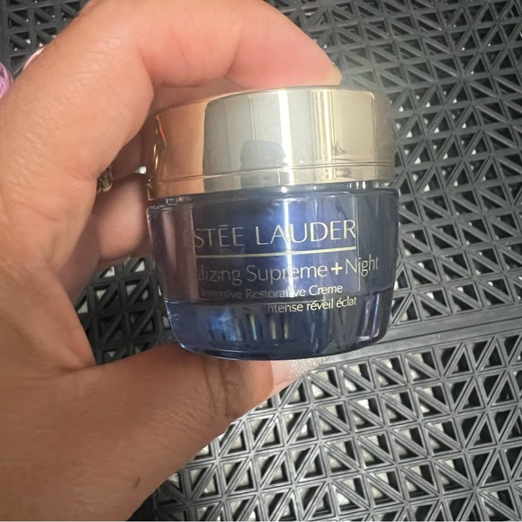 Estee Lauder Resilience Multi-Effect Face Cream and night cream Set - Picture 5 of 6